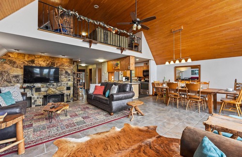 Gatlinburg - Pigeon Forge Casa | SmokyStays Private Pool Chalet