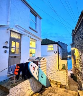 St Ives Apartamento | SMUGGLERS HIDE or SMUGGLERS CABIN - EITHER a 2 Bedroom FISHERMANS COTTAGE with Childs Bunk and HARBOUR VIEWS - OR a private entrance 1 BED STUDIO - 10 Metres To Sea Front - Book Both for a 3 Bedroom House - 2023 GLOBAL REFURBISHMENT AWARD WINNER