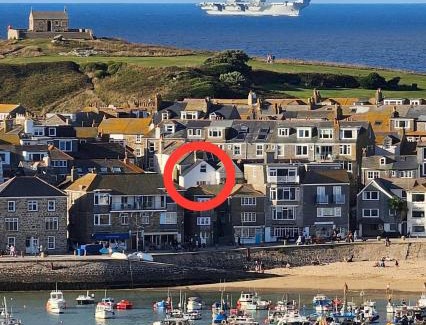 St Ives Apartamento | SMUGGLERS HIDE or SMUGGLERS CABIN - EITHER a 2 Bedroom FISHERMANS COTTAGE with Childs Bunk and HARBOUR VIEWS - OR a private entrance 1 BED STUDIO - 10 Metres To Sea Front - Book Both for a 3 Bedroom House - 2023 GLOBAL REFURBISHMENT AWARD WINNER