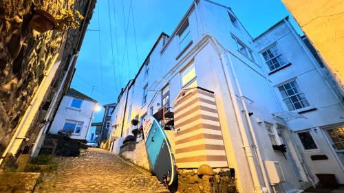 St Ives Apartamento | SMUGGLERS HIDE or SMUGGLERS CABIN - EITHER a 2 Bedroom FISHERMANS COTTAGE with Childs Bunk and HARBOUR VIEWS - OR a private entrance 1 BED STUDIO - 10 Metres To Sea Front - Book Both for a 3 Bedroom House - 2023 GLOBAL REFURBISHMENT AWARD WINNER