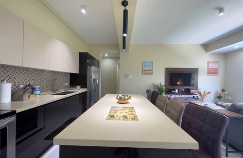 Saint Andrew Condominio | Smurfs Pad @ Mont Charles. Stylish 2-BDR Condo in a Prime Location in Kingston.
