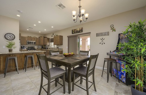 Sunridge Estates Casa | Snow Bird Retreat / King Bed / Arcade/View/RV Pkg/Minutes from River/Casino/Lake