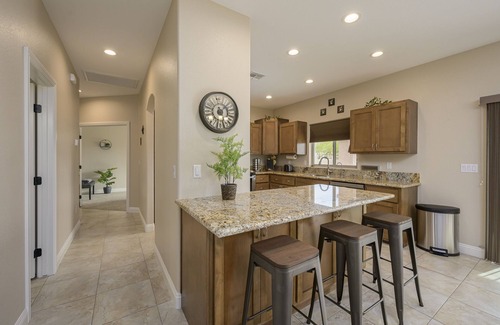 Sunridge Estates Casa | Snow Bird Retreat / King Bed / Arcade/View/RV Pkg/Minutes from River/Casino/Lake