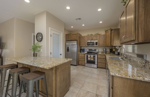 Sunridge Estates Casa | Snow Bird Retreat / King Bed / Arcade/View/RV Pkg/Minutes from River/Casino/Lake