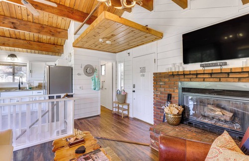 Arrowbear Lake Cabina | ‘Snow Valley Hideaway’ Arrowbear Lake Retreat