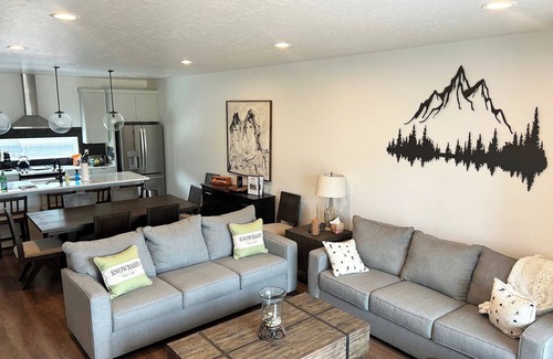 Mountain Green Casa | Snowbasin Chalet Ro5061| Pool |Hot Tub |Pickleball