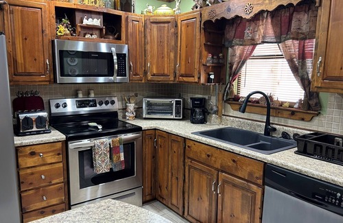 Ono Island Casa | Close to BEACH! Family Friendly! Great Kitchen, sleeps 9, clean, comfy, peaceful
