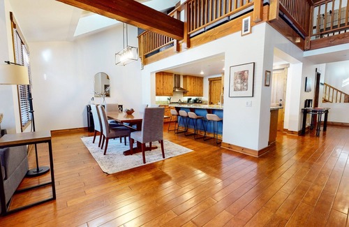 Mammoth Lakes Condominio | Snowcreek VI The Lodges 1130 Pet-Friendly, Beautiful and Spacious, Garage and Washer Dryer by RedAwning