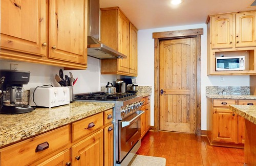 Mammoth Lakes Condominio | Snowcreek VI The Lodges 1130 Pet-Friendly, Beautiful and Spacious, Garage and Washer Dryer by RedAwning