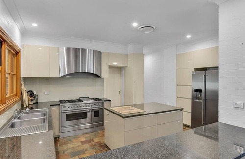 Canobolas Casa | Snowline Retreat | The Ultimate Getaway | Tennis Court & Pool