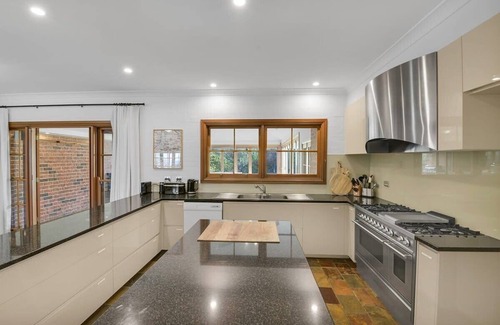 Canobolas Casa | Snowline Retreat | The Ultimate Getaway | Tennis Court & Pool