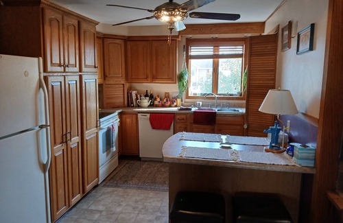 Republic Casa | Snowmobile, UTV trails, Fishing in a charming 3-bedroom house in Republic