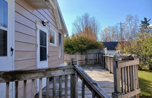 Republic Casa | Snowmobile, UTV trails, Fishing in a charming 3-bedroom house in Republic