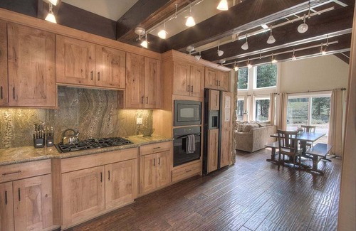 Black Bart Casa | Showshoe Chalet, cabaña remodelada con chimenea, capacidad para 8 (HCH0827)