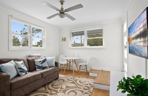 Willow Vale Apartamento | Snug 1-Bed with Charming Deck Seating