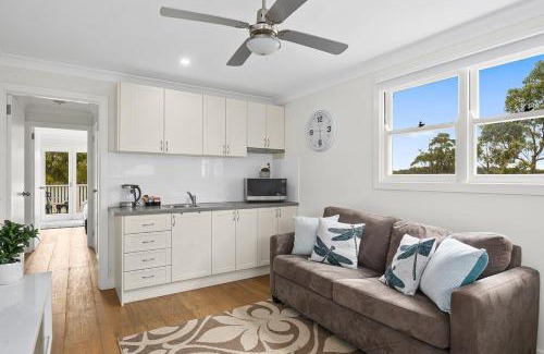 Willow Vale Apartamento | Snug 1-Bed with Charming Deck Seating