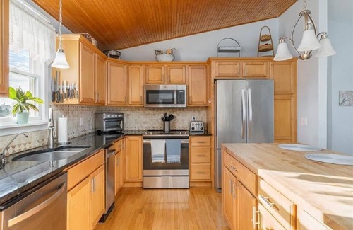 Snug Harbor Casa | SNUG HARBOR in South Kingstown, RI...POOL, Yard, Deck..Close to Beach & Seafood.