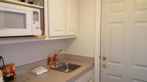 Sturgeon Bay Hotel | Snug Harbor Inn