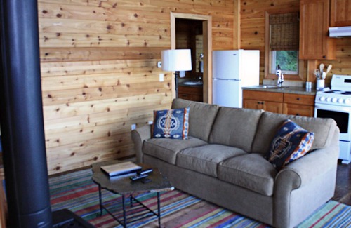 Friday Harbor Cabina | Snug Harbor Resort and Marina - One Bedroom Water View Cabin