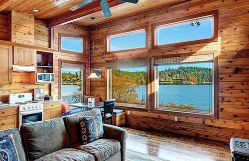Friday Harbor Cabina | Snug Harbor Resort and Marina - One Bedroom Water View Cabin