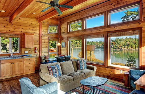 Friday Harbor Cabina | Snug Harbor Resort and Marina - Two Bedroom Water View Cabin, Queen Beds