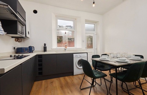 Sheffield Villa | Snug House proudly presents this traditional stylish 6-Bedroom home away from home