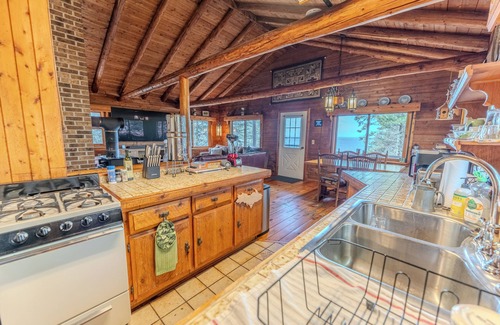 Manistique Cabina | Snug UP: Autumn Colors, Cool Breezes & Lakeside Fires