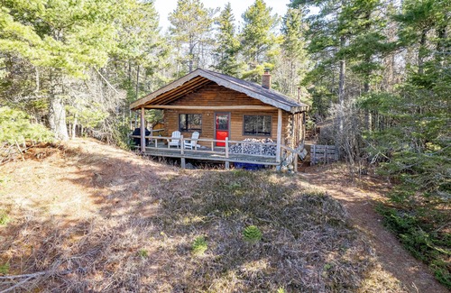 Manistique Cabina | Snug UP: Autumn Colors, Cool Breezes & Lakeside Fires
