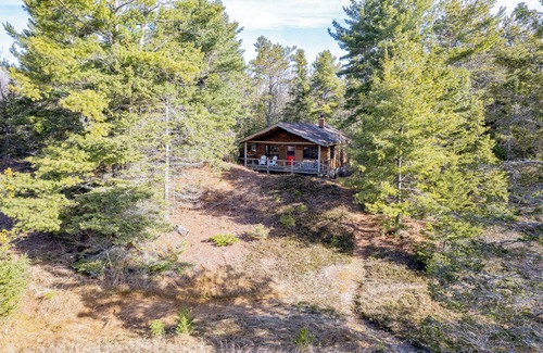 Manistique Cabina | Snug UP: Autumn Colors, Cool Breezes & Lakeside Fires