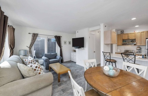 Napeague Apartamento | Snuggly Homey 2BR Beachside Home|TennisWiFiPKGPool