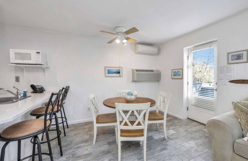 Napeague Apartamento | Snuggly Homey 2BR Beachside Home|TennisWiFiPKGPool