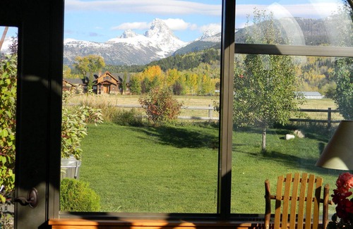 Alta Casa | Sumérjase en la bañera de hidromasaje, relájese junto a la chimenea o practique esquí X-C desde la puerta de atrás