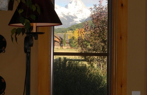 Alta Casa | Sumérjase en la bañera de hidromasaje, relájese junto a la chimenea o practique esquí X-C desde la puerta de atrás