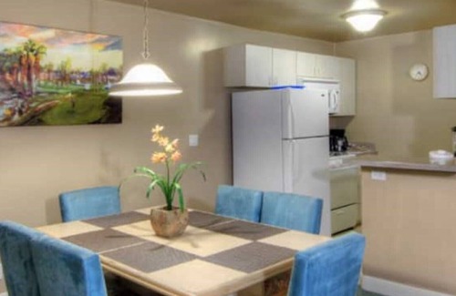 Canyon Corridor Condominio | SOAK IT IN! LIVE IT UP! 2BD/1BA Fabu Palm Springs!