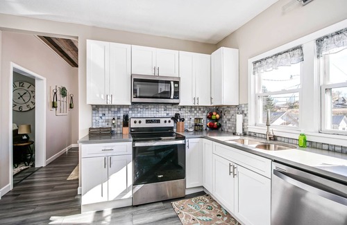 Bristol Casa | Bristol Abode-State St, Hot Tub, Firepit, Casino