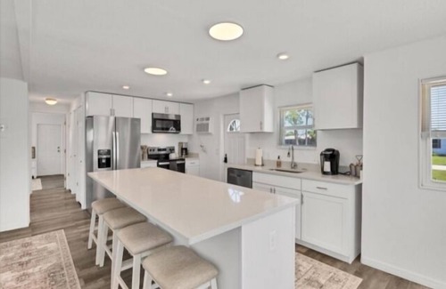 Grove City Casa | Soak up Florida Sunshine & be just 5 minutes to the beach! Affordable Luxury