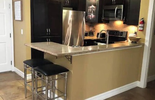Paramount Condominio | SoCal Condo with Pool and Jacuzzi