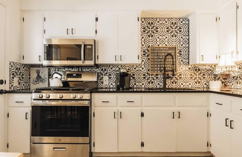East Congress Casa | SoCo Getaway 🌟 3BR/4 Beds 🏊‍♀️ Cowboy Pool ❤️ 5 min to Downtown/SoCo