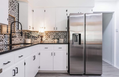East Congress Casa | SoCo Getaway 🌟 3BR/4 Beds 🏊‍♀️ Cowboy Pool ❤️ 5 min to Downtown/SoCo