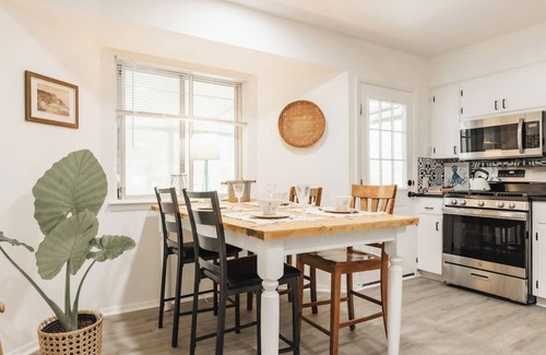 East Congress Casa | SoCo Getaway 🌟 3BR/4 Beds 🏊‍♀️ Cowboy Pool ❤️ 5 min to Downtown/SoCo