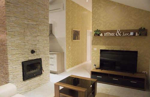 Slovenska Bistrica Apartamento | Sofia Holiday Haven in Nature with Pool