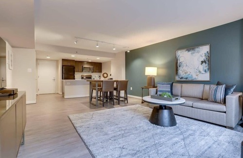 Court House Apartamento | Sojourn Courtland Towers w/ Private Balcony