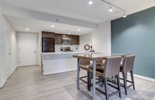 Court House Apartamento | Sojourn Courtland Towers w/ Private Balcony