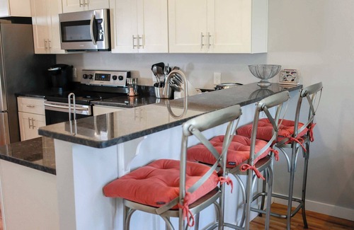 Chic's Beach Apartamento | Sojourn's Sea Views with Balcony Sleeps 6