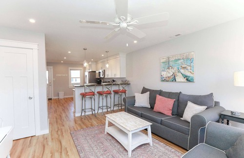 Chic's Beach Apartamento | Sojourn's Sea Views with Balcony Sleeps 6