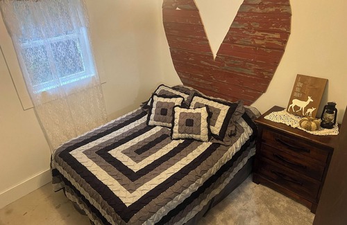 Middlebury Cama Y Desayuno | Solar powered-Charming 1-Bedroom in Middlebury-Breakfast Available On Request