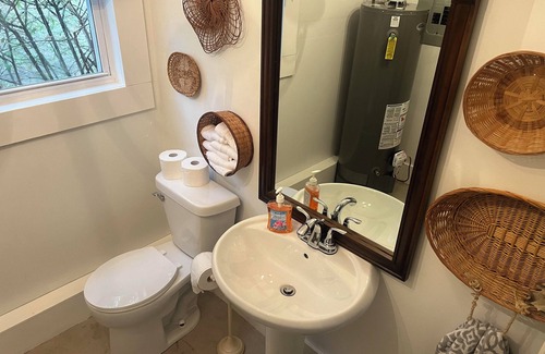 Middlebury Cama Y Desayuno | Solar powered-Charming 1-Bedroom in Middlebury-Breakfast Available On Request