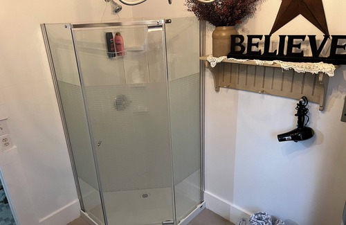 Middlebury Cama Y Desayuno | Solar powered-Charming 1-Bedroom in Middlebury-Breakfast Available On Request