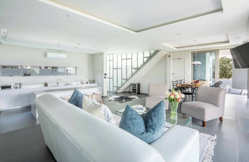 Kommetjie Casa | Solstice, a stone's throw from Long Beach, surfing Mecca of the Cape.