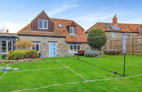 Compton Dundon Cabaña | Somerset, detached cottage, large enclosed garden, outdoor dining, pet friendly!